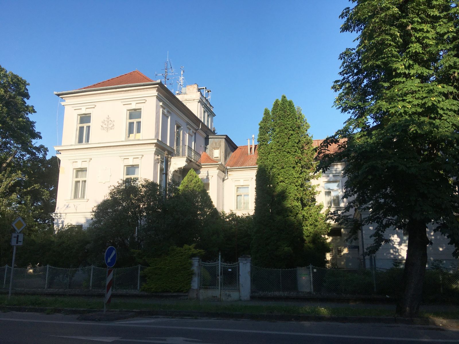 Budova geofyzikálneho a meteorologického observatória v Hurbanove bola otvorená pred 125 rokmi